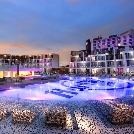 Hard Rock Hotel Ibiza Playa d'en Bossa Exterior foto The resort at night