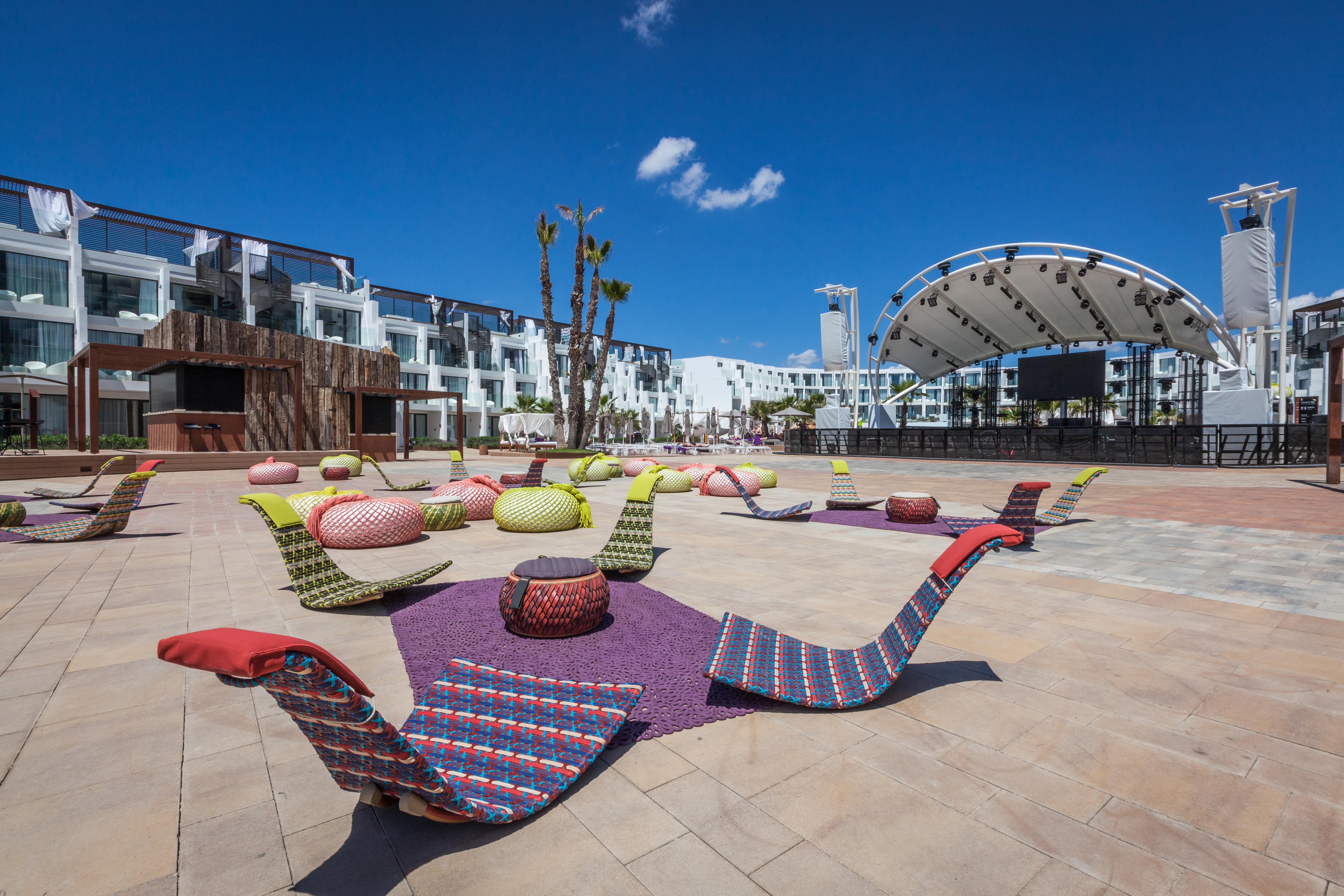 Hard Rock Hotel Ibiza Playa d'en Bossa Exterior foto The resort's central plaza