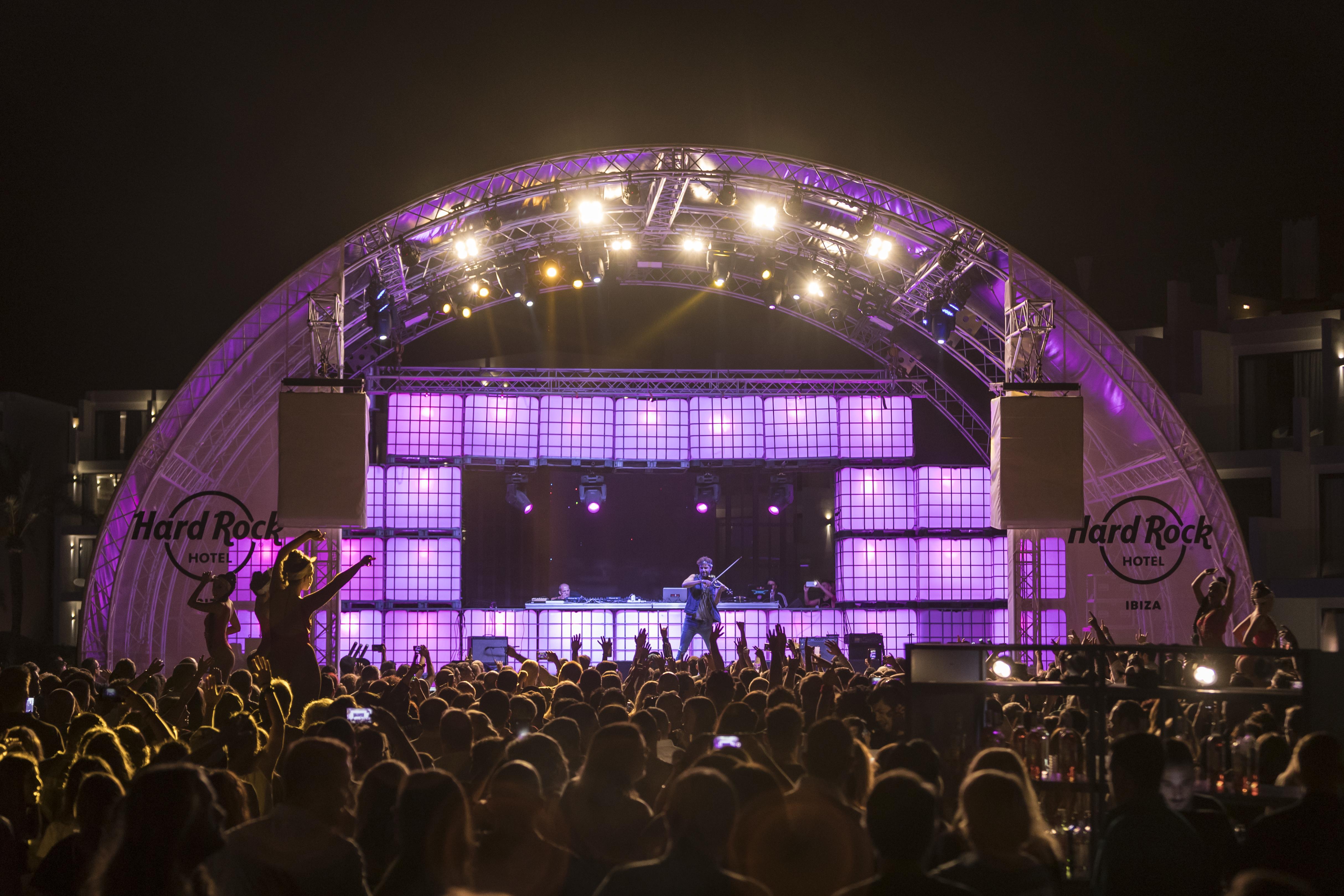 Hard Rock Hotel Ibiza Playa d'en Bossa Exterior foto The stage at the Hard Rock Cafe