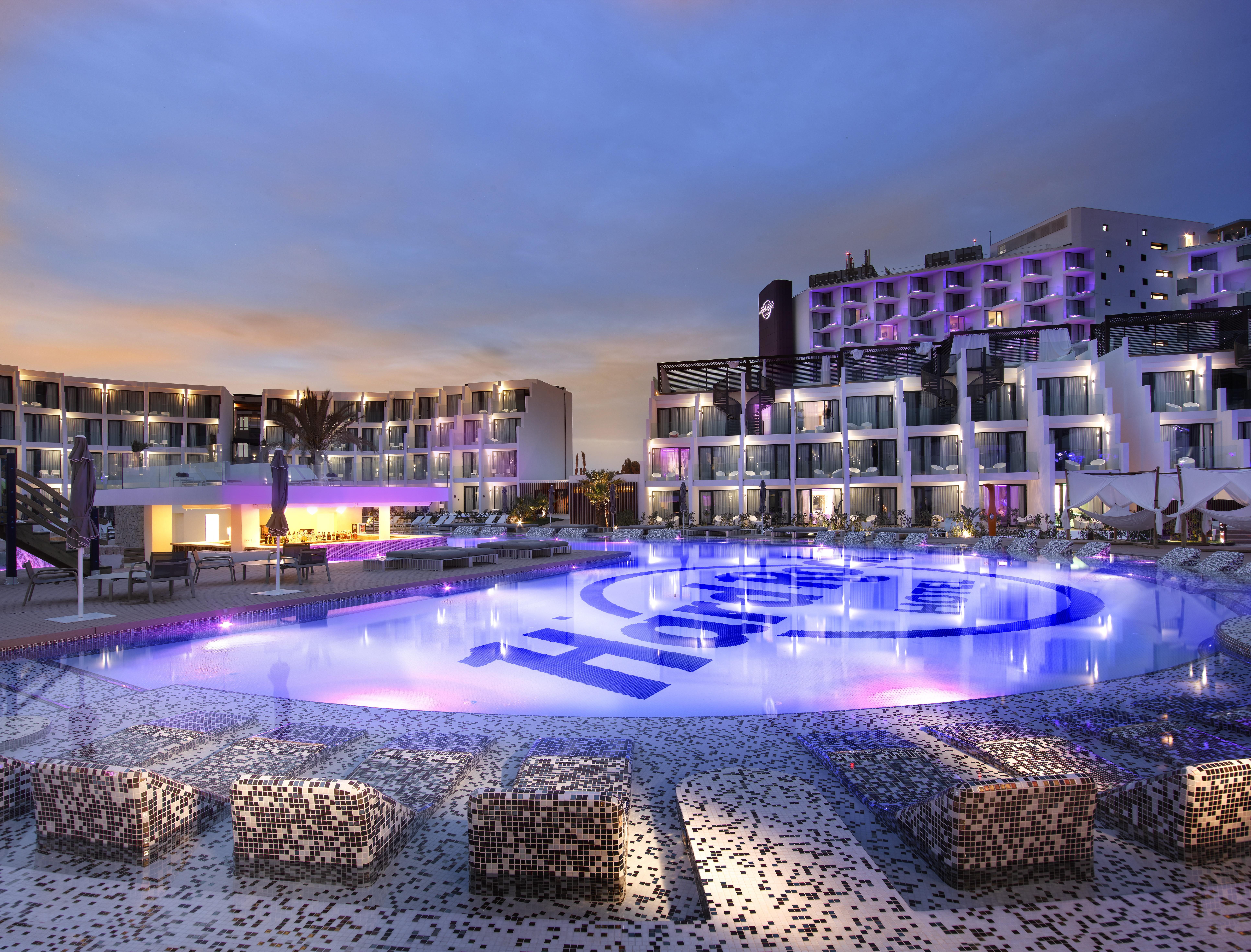 Hard Rock Hotel Ibiza Playa d'en Bossa Exterior foto The resort at night