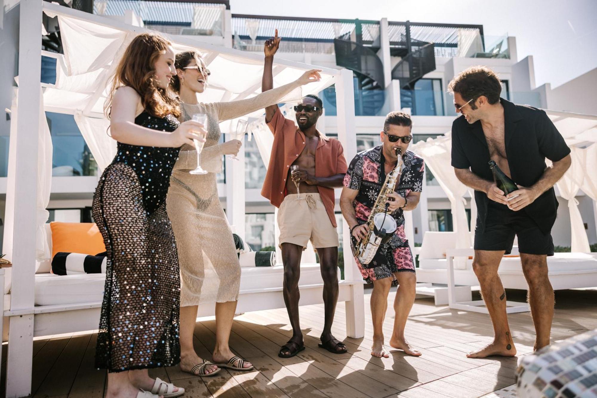 Hard Rock Hotel Ibiza Playa d'en Bossa Exterior foto The band performing on board of a cruise ship