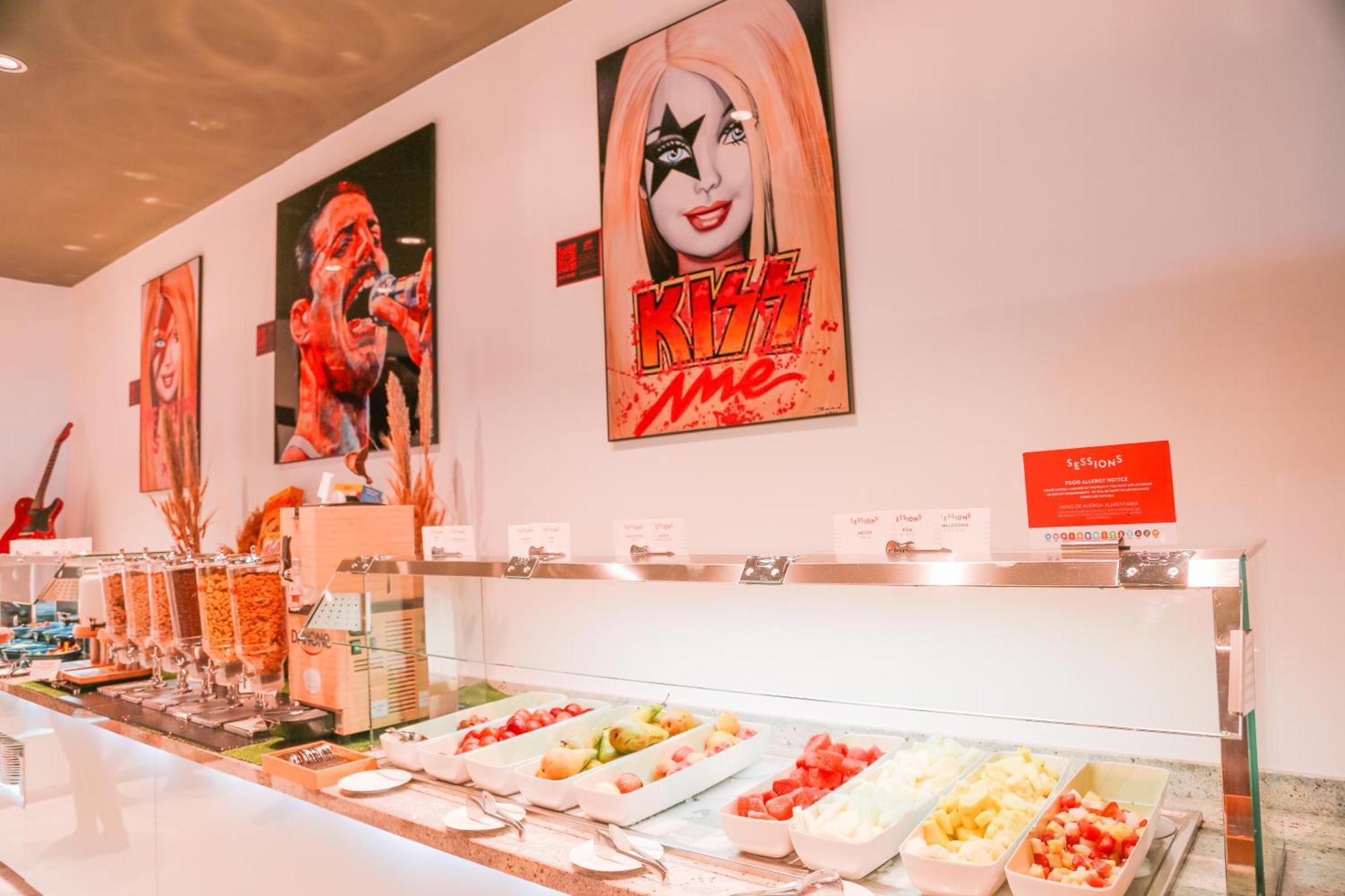 Hard Rock Hotel Ibiza Playa d'en Bossa Exterior foto The buffet at the restaurant