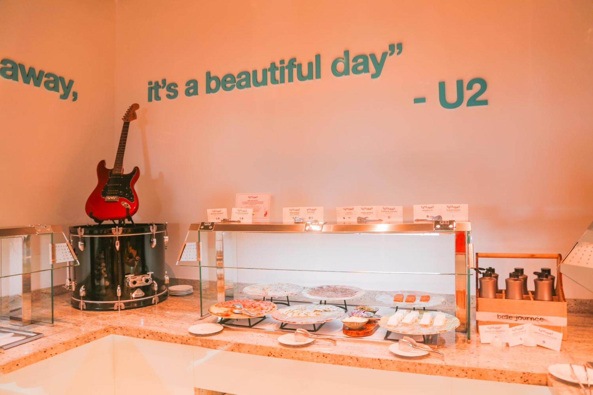 Hard Rock Hotel Ibiza Playa d'en Bossa Exterior foto A quote from U2's "Beautiful Day" on the wall of a coffee shop in Vienna, Austria