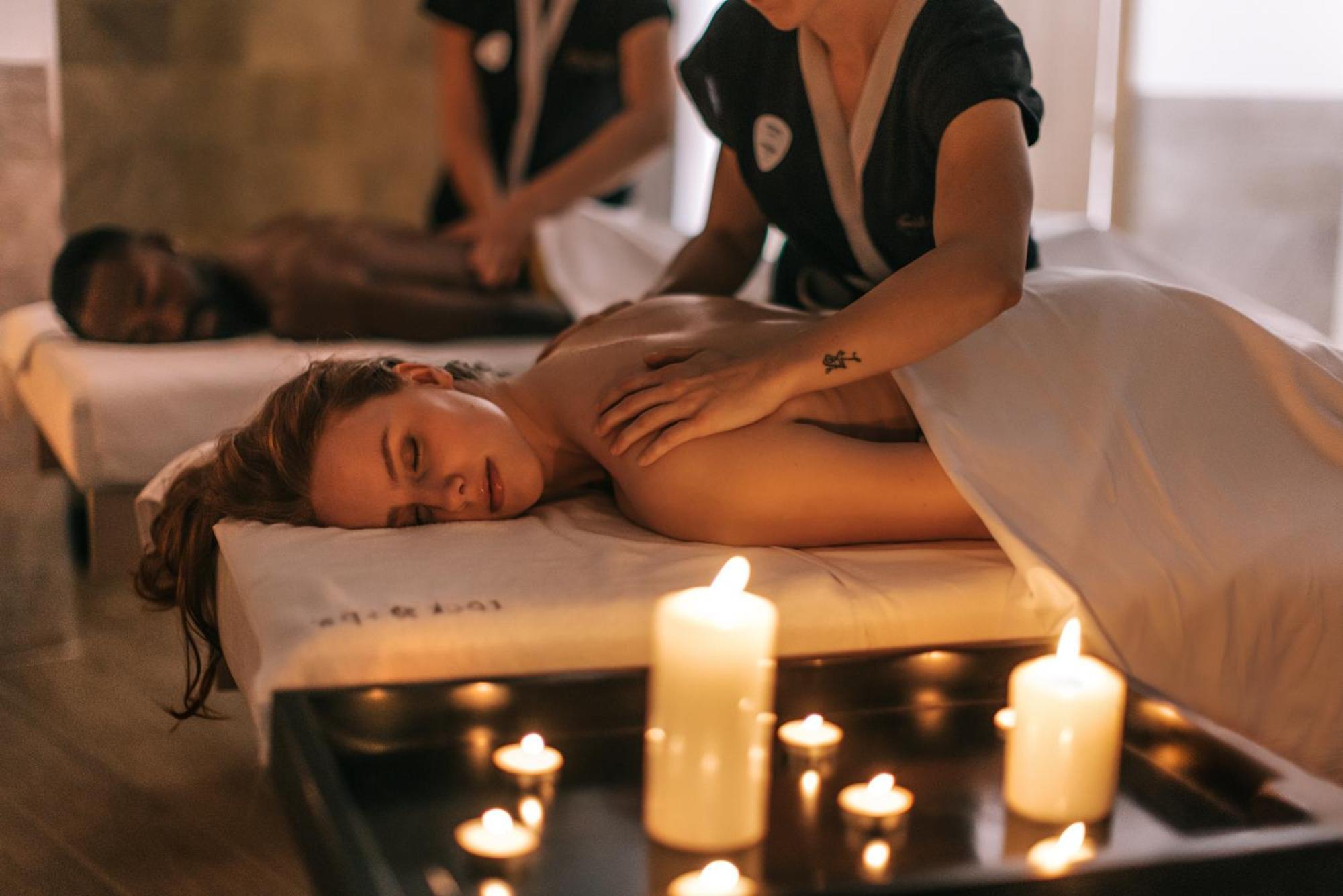 Hard Rock Hotel Ibiza Playa d'en Bossa Exterior foto A woman receiving a massage