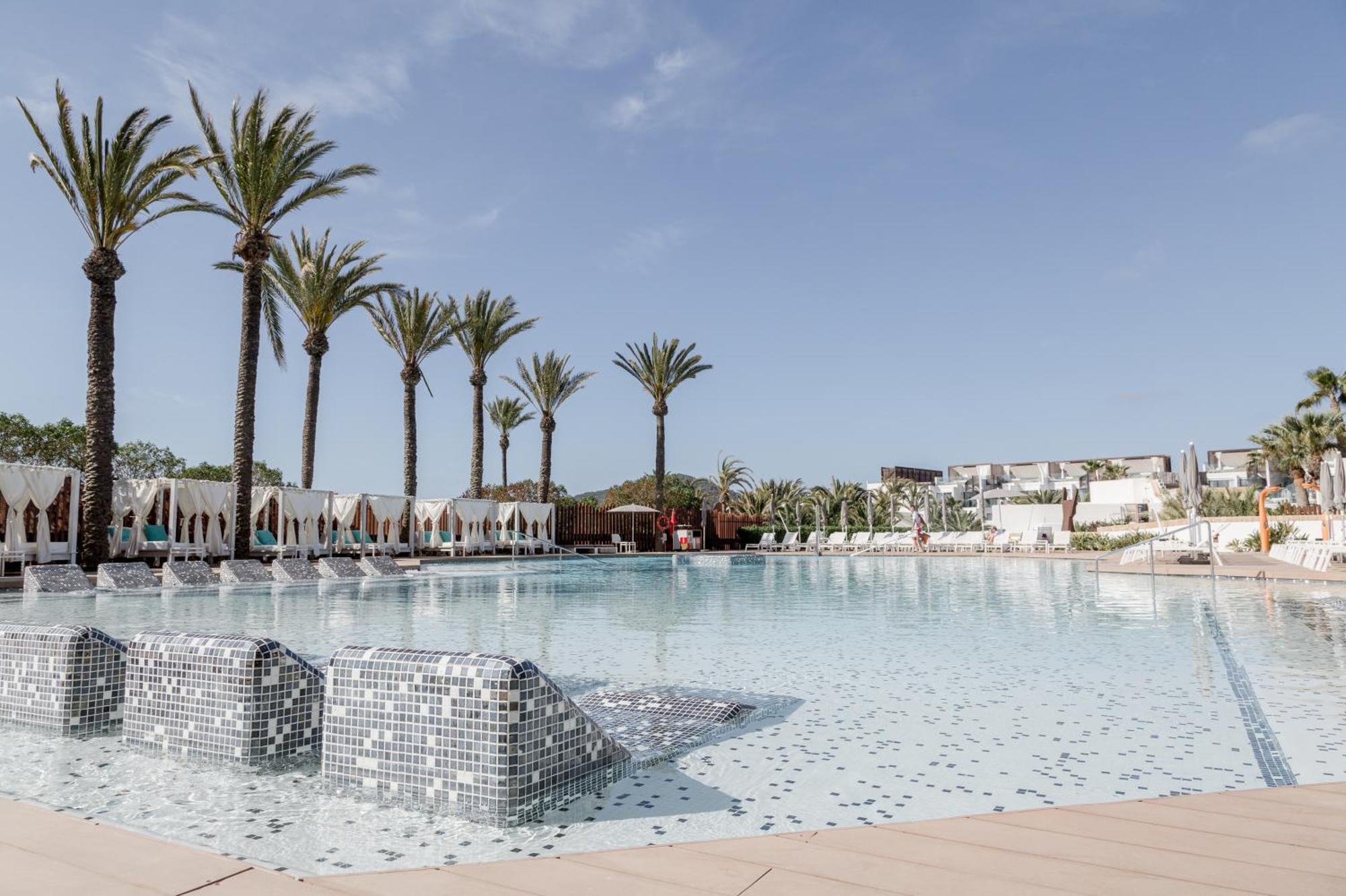 Hard Rock Hotel Ibiza Playa d'en Bossa Exterior foto A swimming pool in a hotel