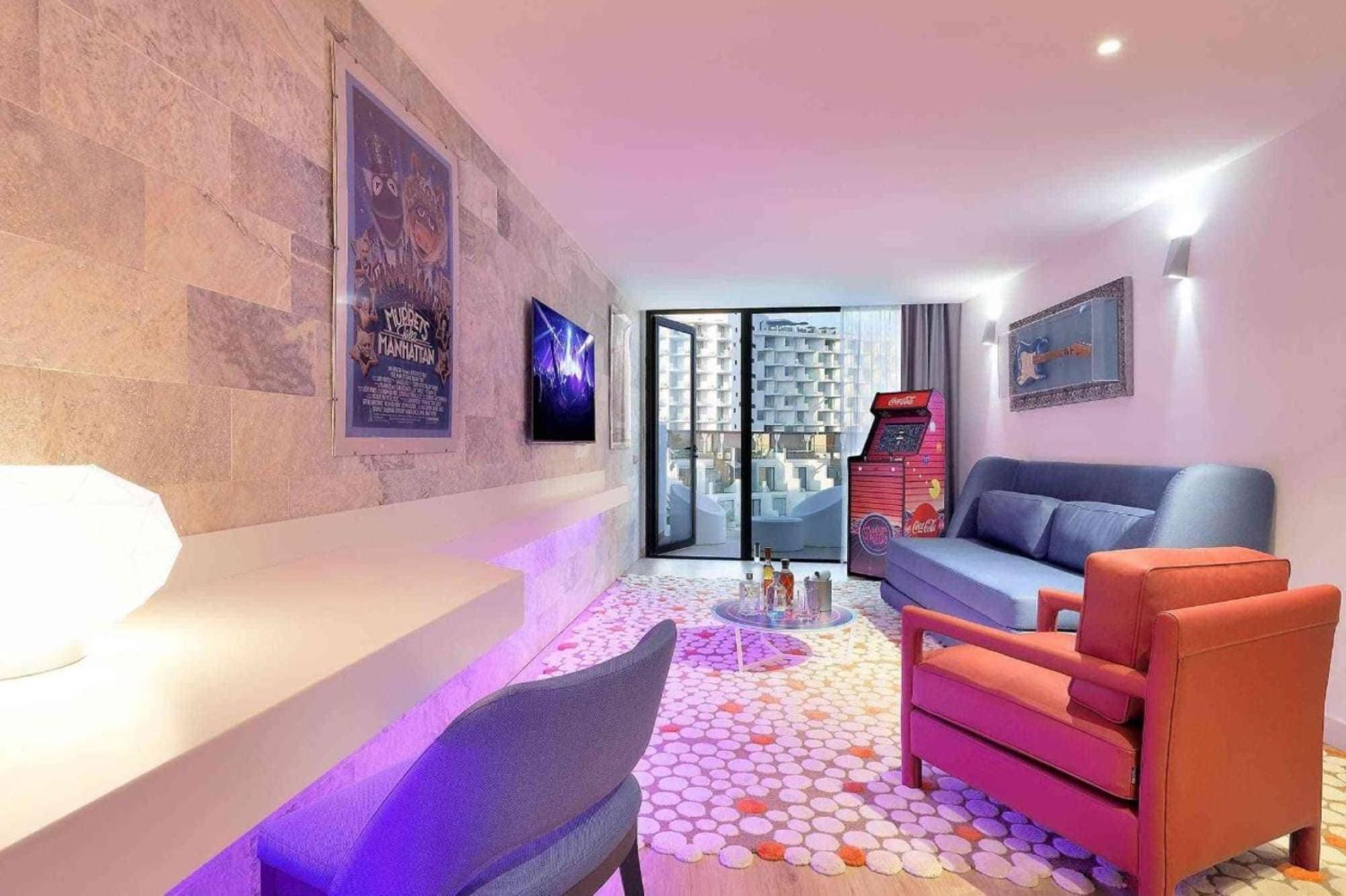 Hard Rock Hotel Ibiza Playa d'en Bossa Exterior foto A suite at the hotel